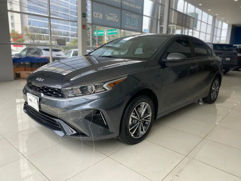 foto Kia Forte Sedán 2.0L LX usado (2024) color Gris precio $329,999
