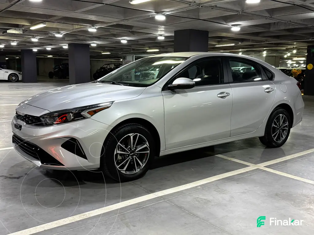 foto Kia Forte Sedán 2.0L LX usado (2022) color plateado precio $325,000
