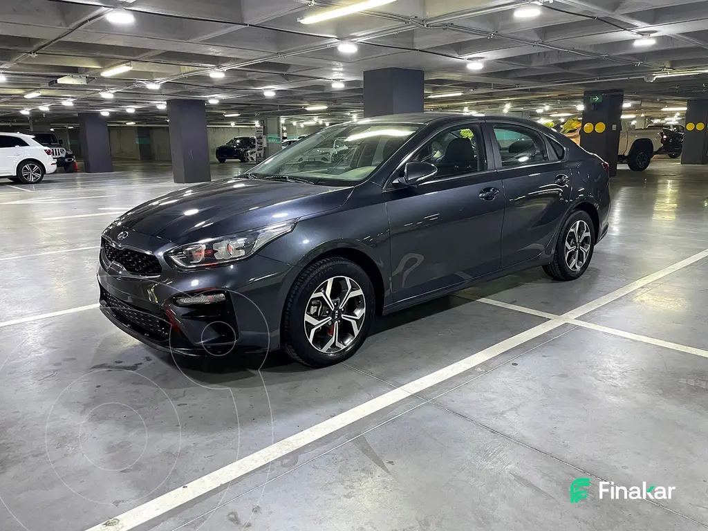 foto Kia Forte Sedán EX Aut usado (2020) color Gris Oscuro precio $248,000