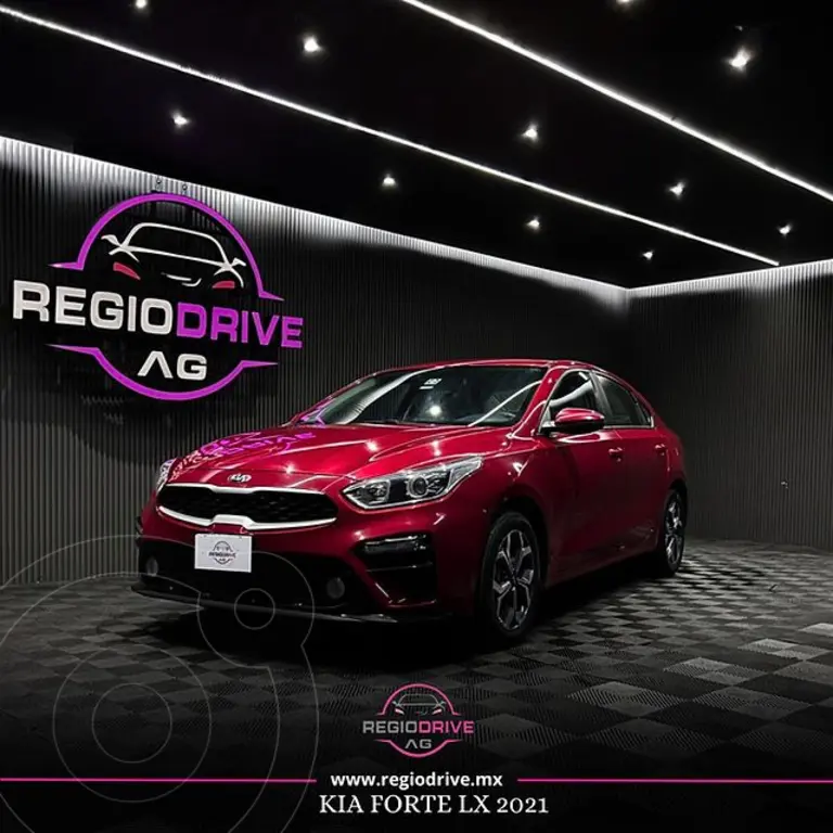 foto Kia Forte Sedán 2.0L LX Aut usado (2021) color Rojo precio $259,900