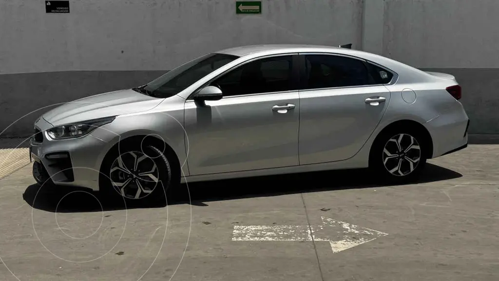 foto Kia Forte Sedán EX Aut usado (2020) color Plata precio $269,000