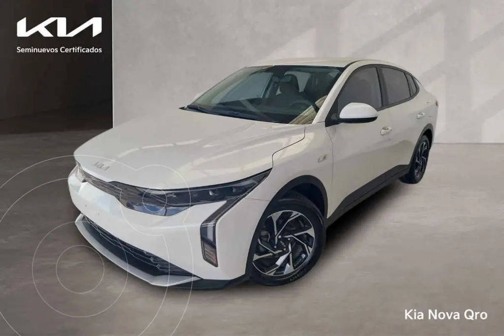 foto Kia K3 EX usado (2024) color Blanco precio $328,000