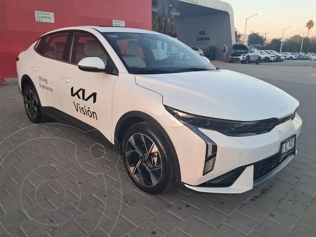 foto Kia K3 GT Line usado (2026) color Blanco Nieve Perla precio $420,000