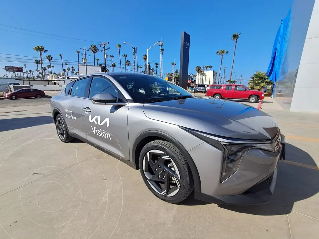 foto Kia K4 Sedán EX usado (2025) color Gris Acero precio $399,900