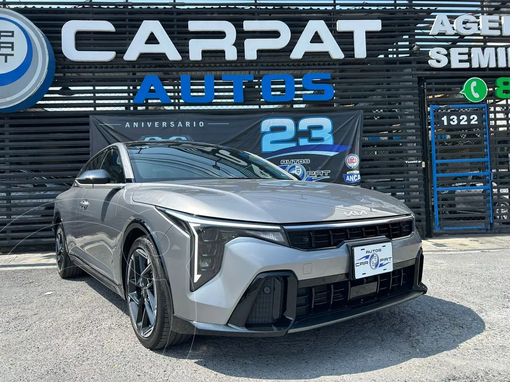 foto Kia K4 Sedán GT Line Aut usado (2025) color Gris Oscuro precio $469,000