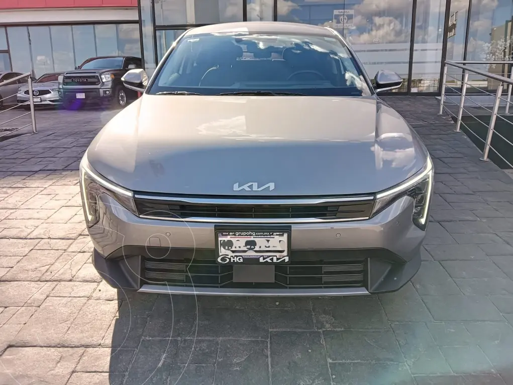foto Kia K4 Sedán EX Aut usado (2025) color Gris precio $420,000