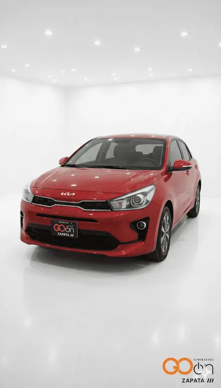 foto Kia Rio Hatchback EX usado (2022) color KIA_ FIERY RED precio $315,000