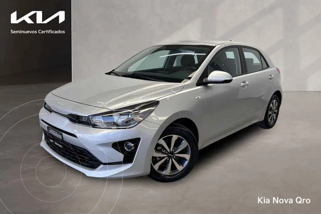 foto Kia Rio Hatchback LX Aut usado (2023) color Plata precio $299,000