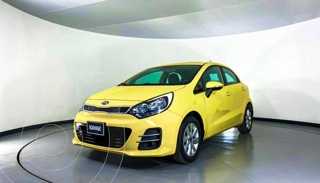 Kia Rio Hatchback EX usado (2017) color Amarillo precio 209,999