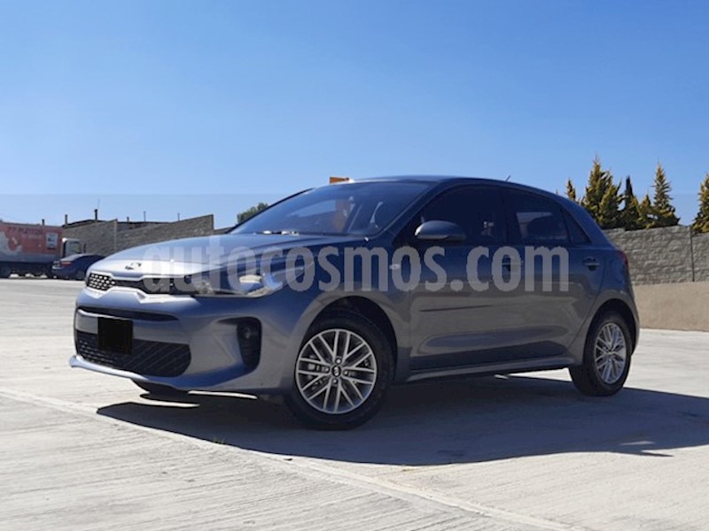 foto Kia Rio Hatchback LX usado (2019) color Gris Urbano precio $235,000