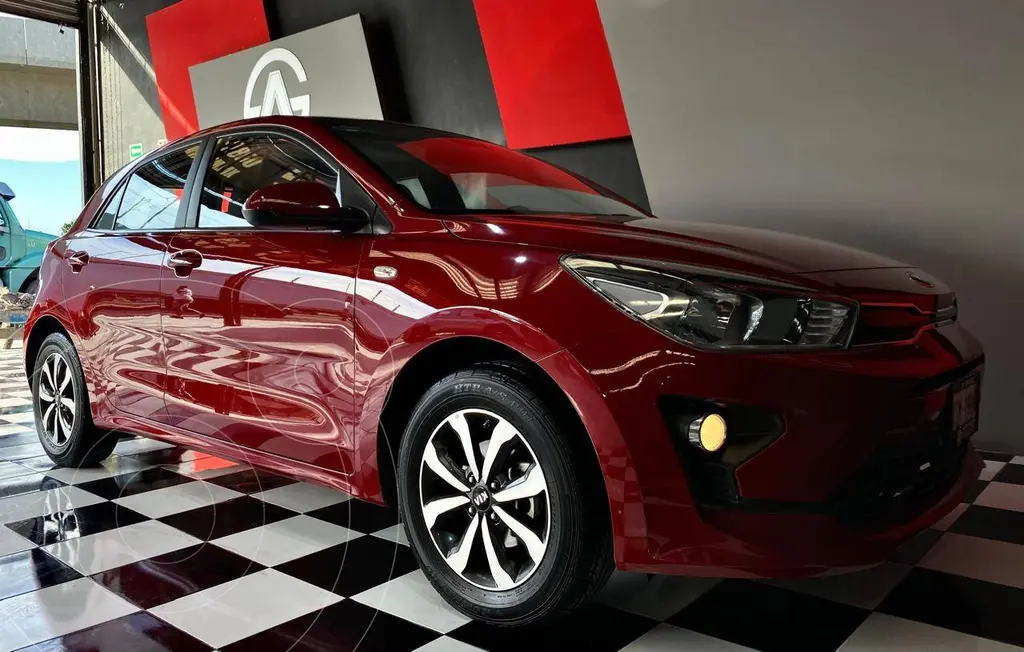 foto Kia Rio Hatchback EX Aut usado (2021) color Rojo precio $279,000