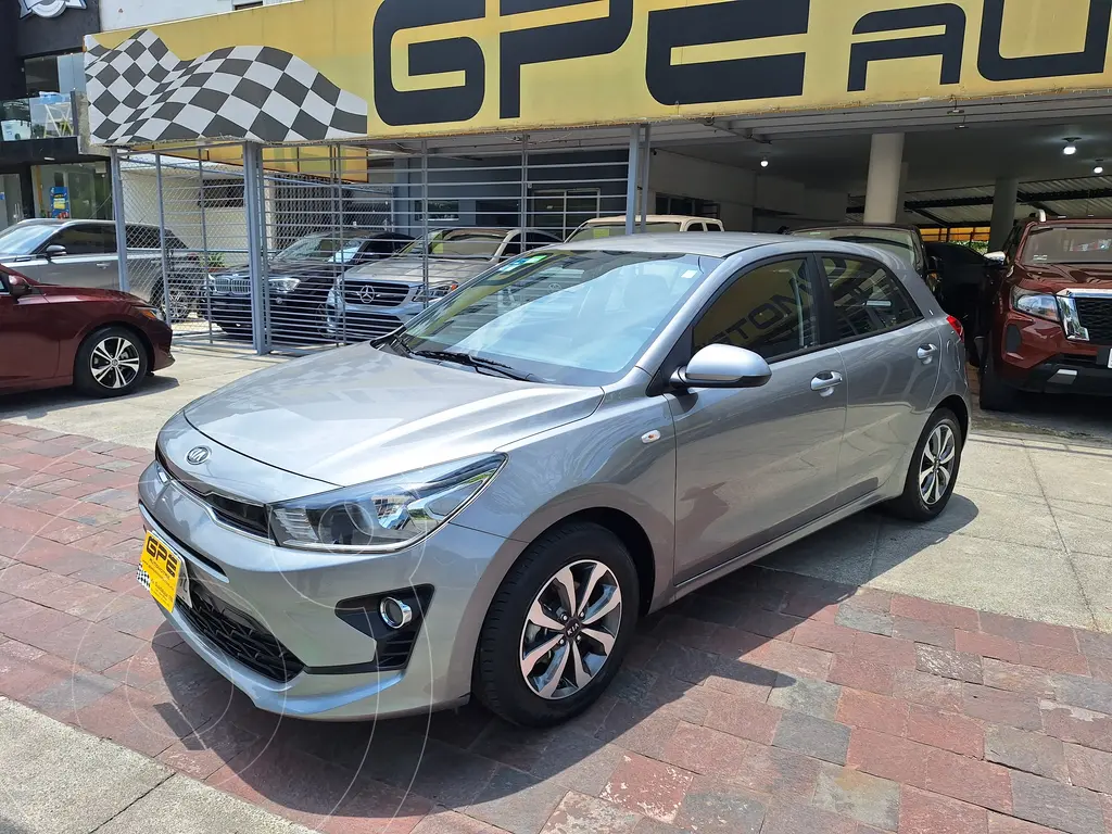 foto Kia Rio Hatchback LX Aut usado (2021) color Plata precio $238,000