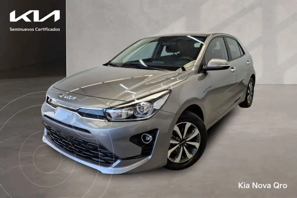 foto Kia Rio Hatchback EX Aut usado (2023) color Gris precio $305,000