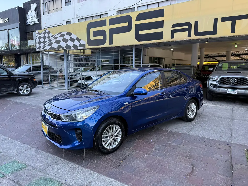 foto Kia Rio Sedán EX Aut usado (2020) color Azul Zinc precio $235,000