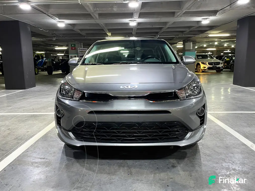 foto Kia Rio Sedán LX Aut usado (2023) color Gris Oscuro precio $280,000