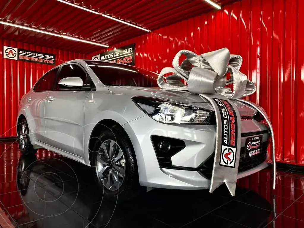 foto Kia Rio Sedán LX Aut usado (2023) color Plata precio $289,000