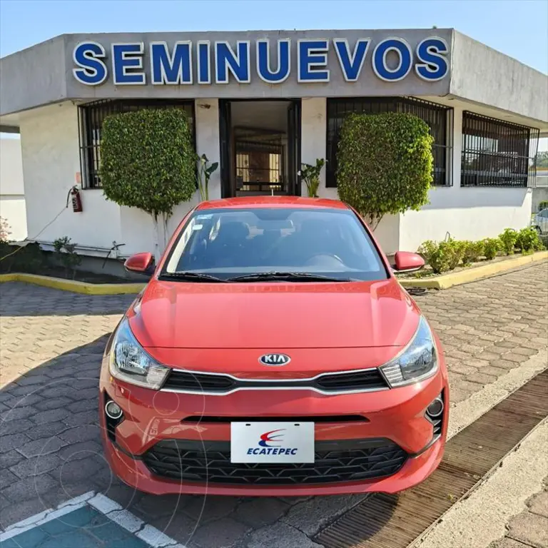 foto Kia Rio Sedán L usado (2021) color Rojo precio $249,000