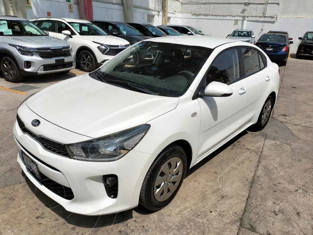 foto Kia Rio Sedán L usado (2019) color Blanco precio $215,000