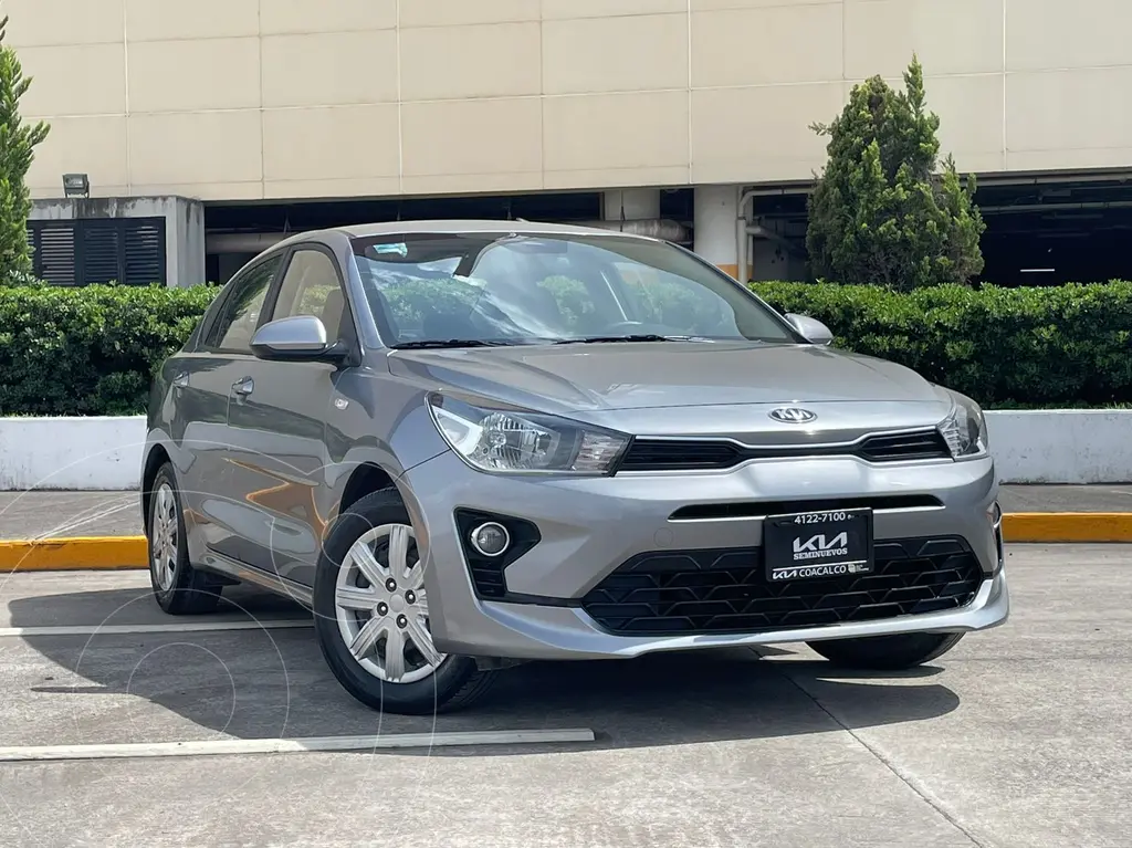 Kia Rio Sedan L Aut usado (2021) color Gris precio $249,800