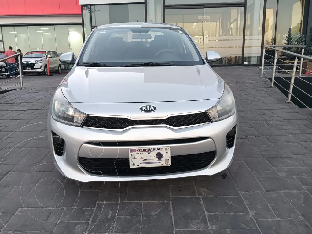 foto Kia Rio Sedán LX Aut usado (2020) color plateado precio $225,000