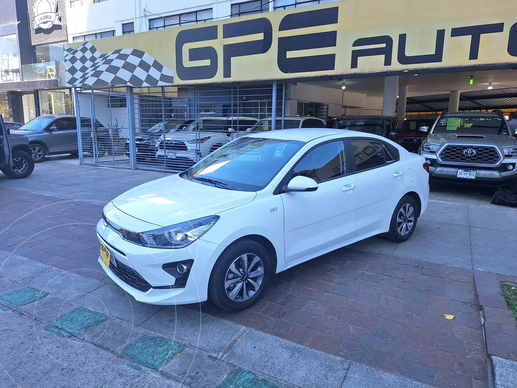 foto Kia Rio Sedán LX Aut usado (2022) color Blanco Perla precio $278,000