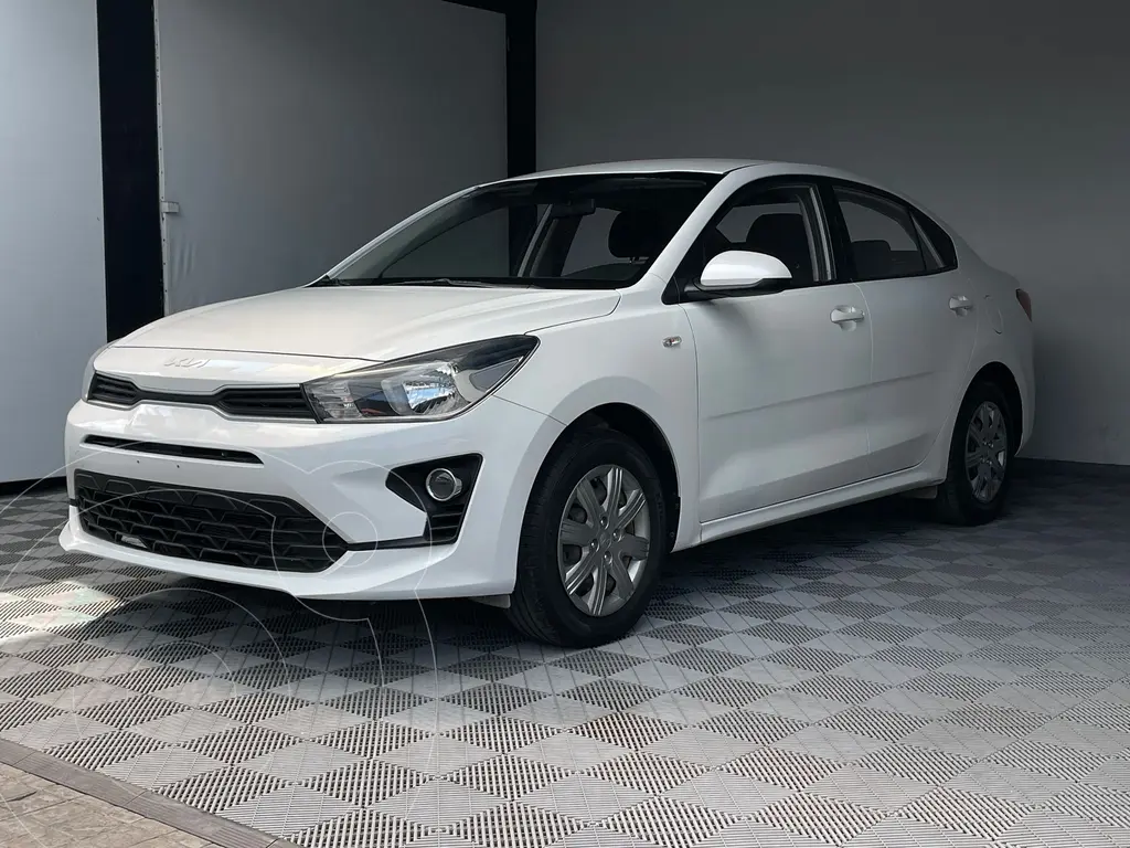 foto Kia Rio Sedán L  Aut usado (2022) color Blanco precio $235,000
