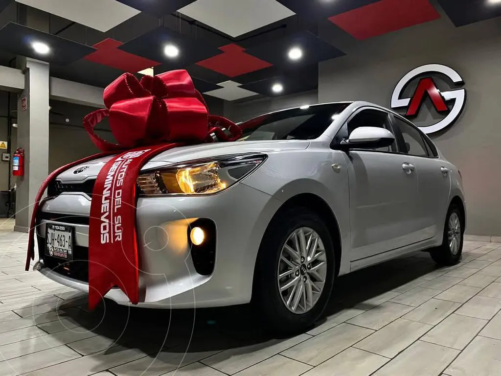 foto Kia Rio Sedán LX usado (2020) color Plata precio $269,000
