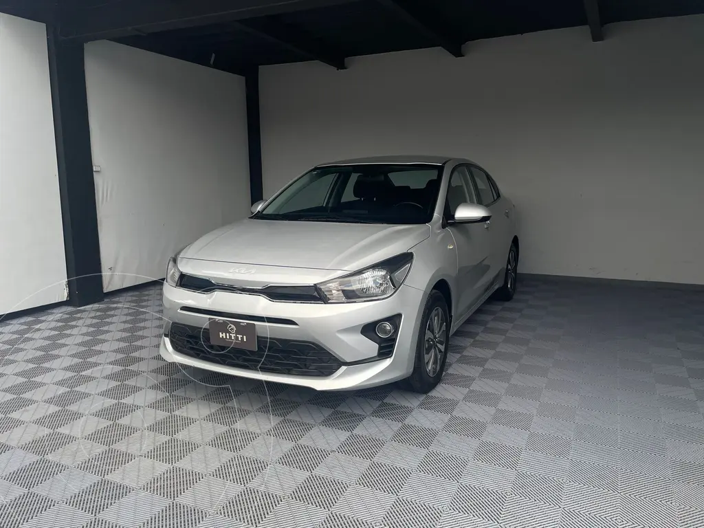foto Kia Rio Sedán LX Aut usado (2022) color plateado precio $274,000