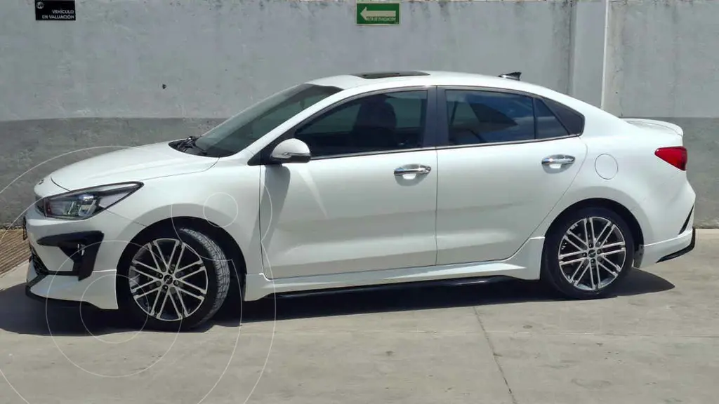 foto Kia Rio Sedán S Pack usado (2023) color Blanco precio $329,000