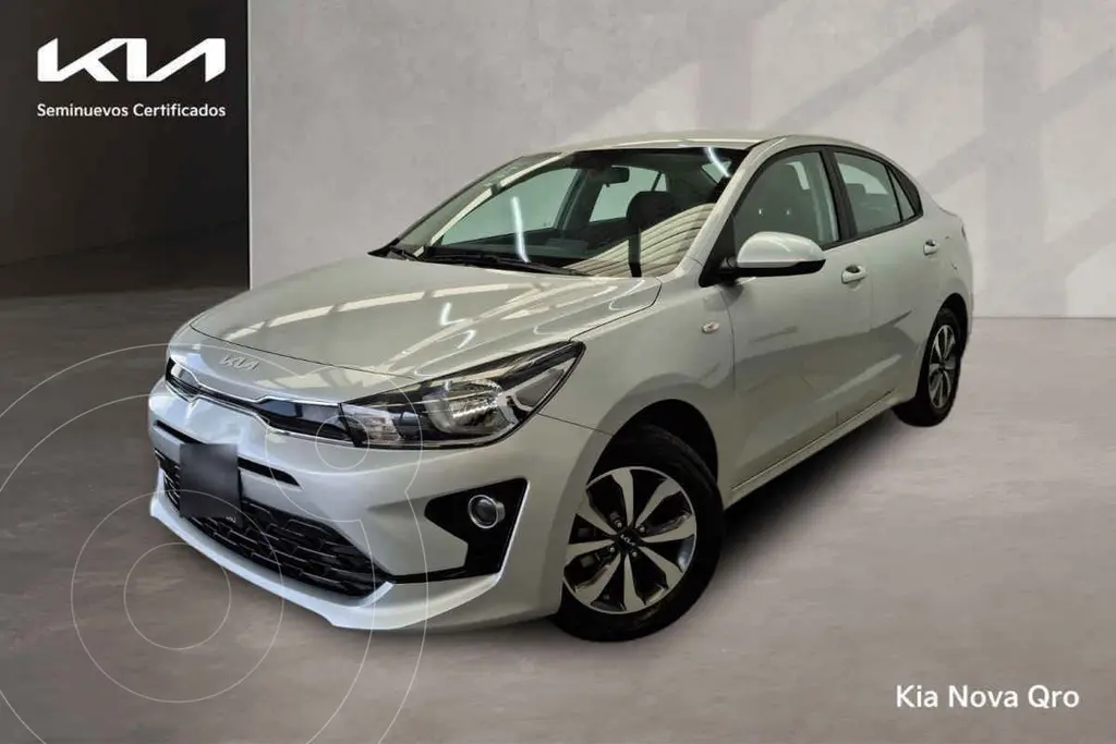 foto Kia Rio Sedán L usado (2023) color Plata precio $286,000