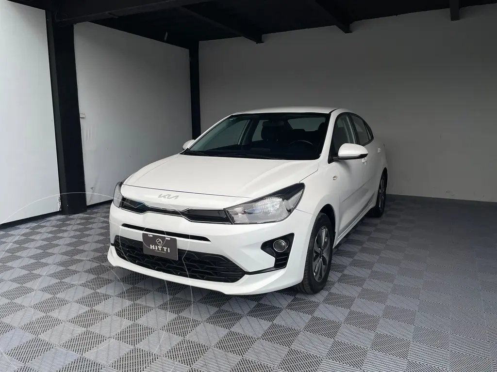 foto Kia Rio Sedán LX Aut usado (2022) color Blanco precio $279,000