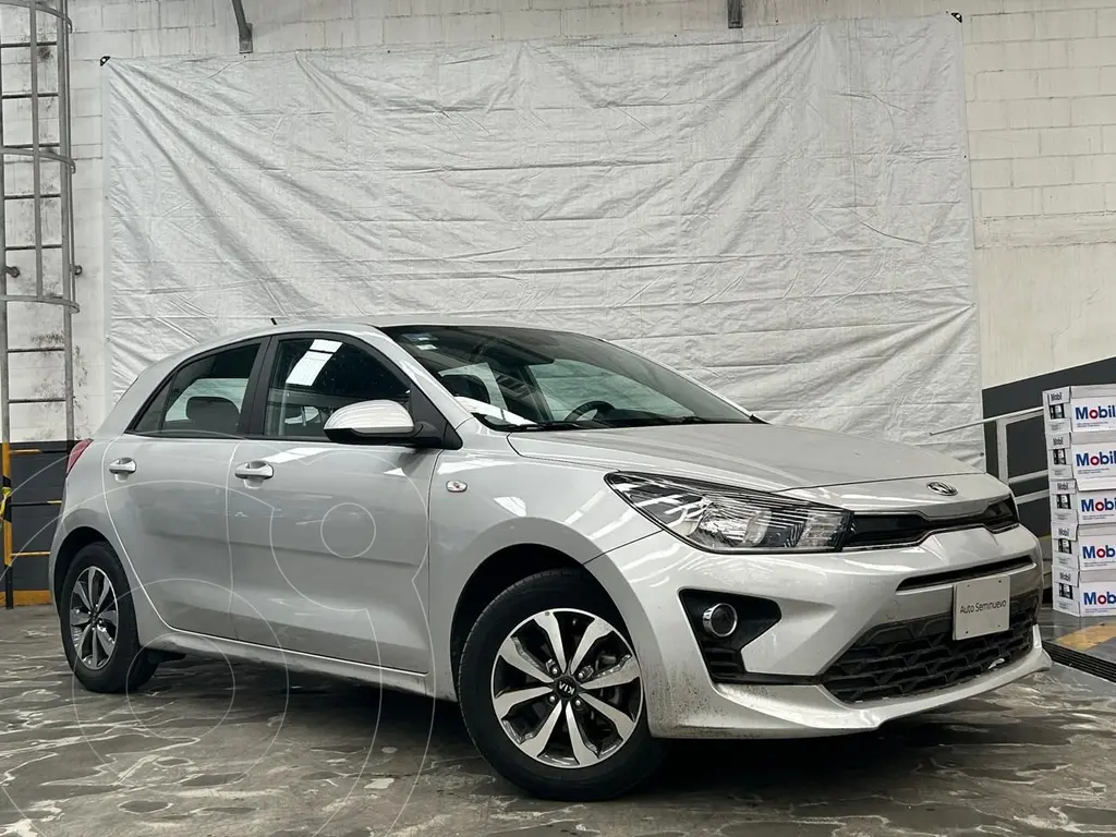 foto Kia Rio Sedán LX Aut usado (2021) color plateado precio $250,000