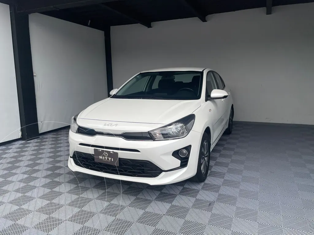 foto Kia Rio Sedán LX Aut usado (2022) color Blanco precio $258,000