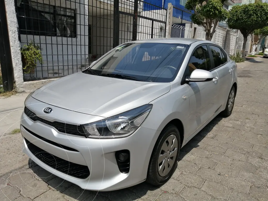 Kia Rio Sedán L 2020