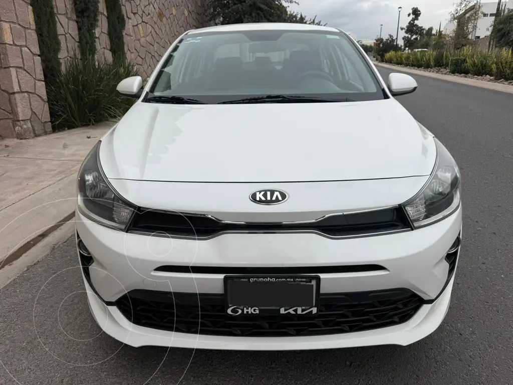 foto Kia Rio Sedán LX usado (2021) color Blanco precio $225,000