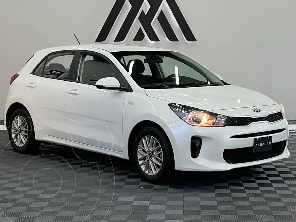 Kia Rio Sedán LX Aut 2020