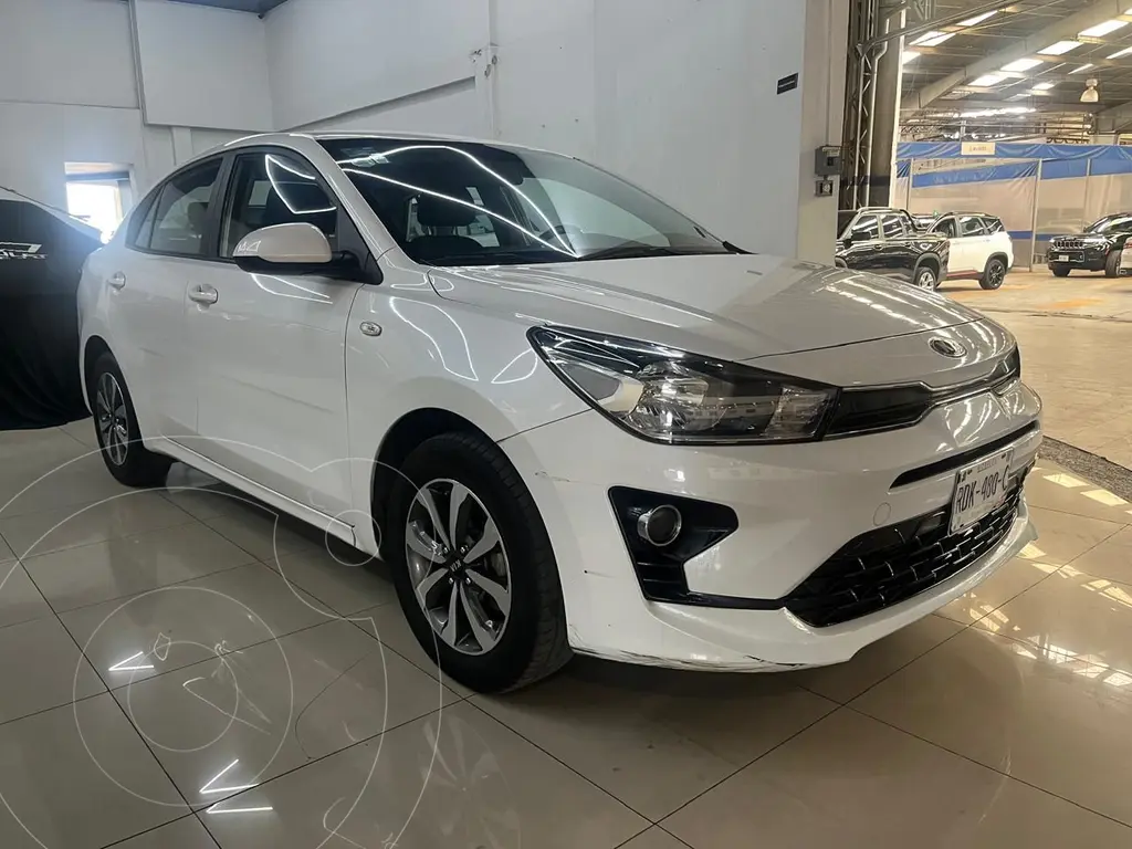 Kia Rio Sedán LX 2021