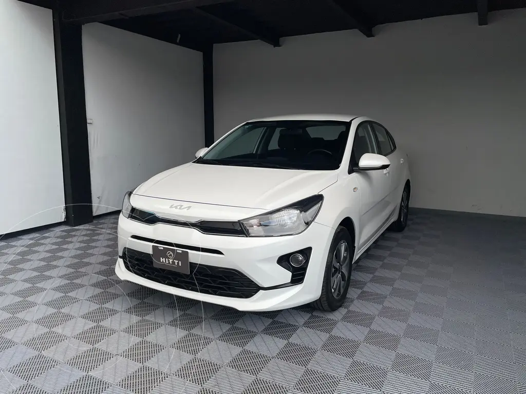 foto Kia Rio Sedán LX Aut usado (2022) color Blanco precio $258,000