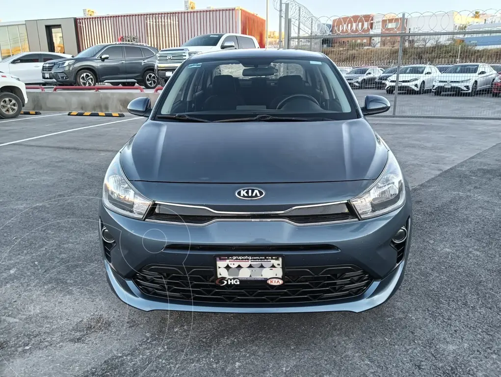 foto Kia Rio Sedán LX usado (2021) color Azul precio $220,000