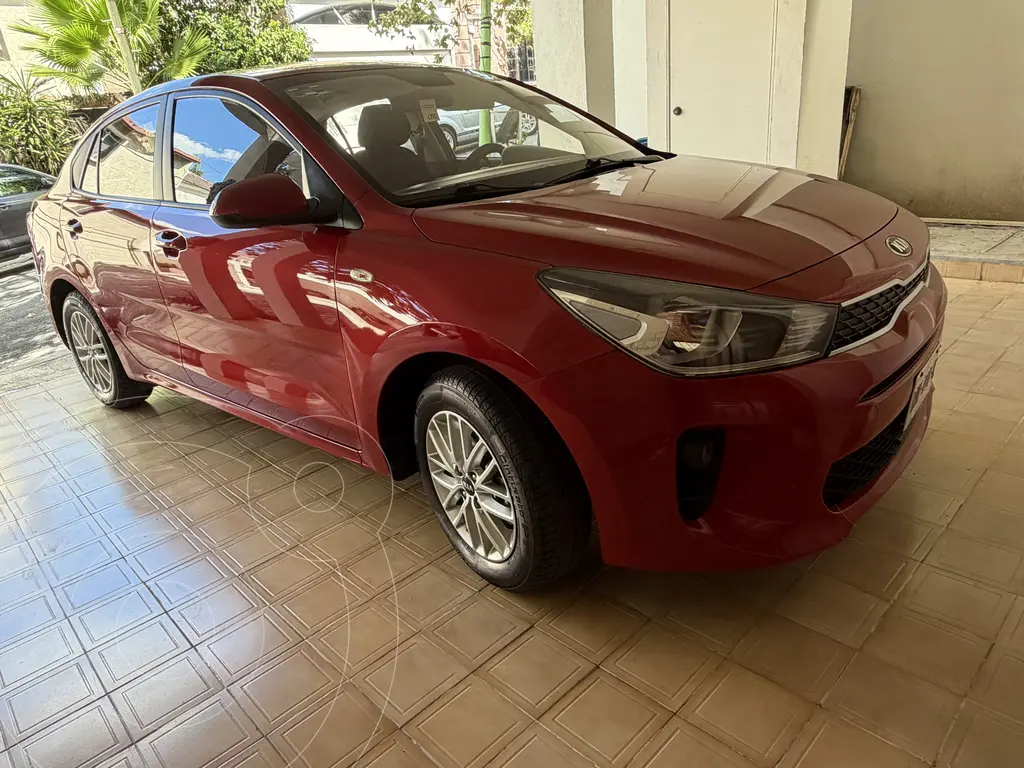 Kia Rio Sedán LX Aut 2018