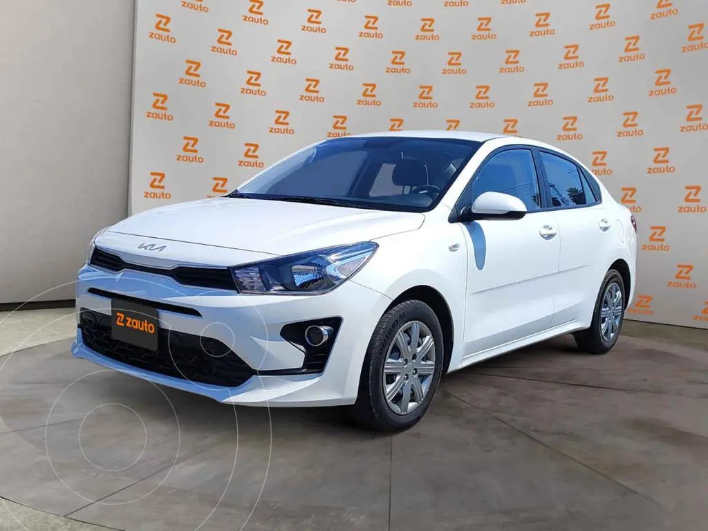 foto Kia Rio Sedán L  Aut usado (2023) color Blanco precio $220,900