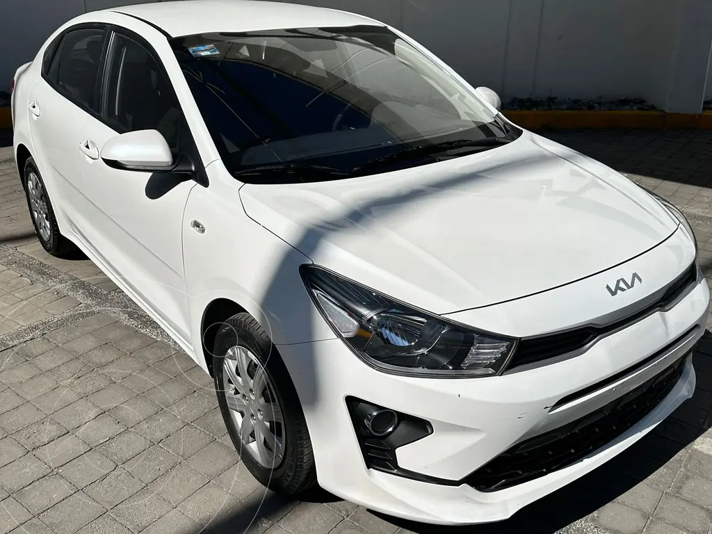 Carro Rio Kia Rio Sedan L Aut usado (2022) color Blanco precio $235,000