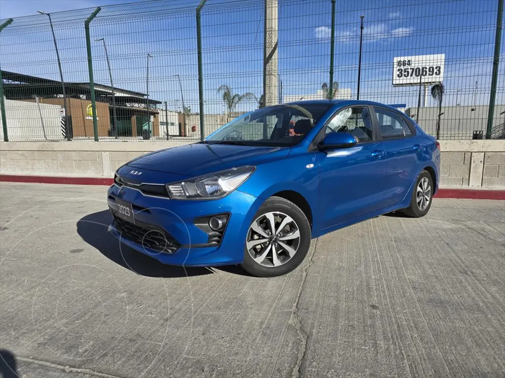 foto Kia Rio Sedán LX usado (2023) color Azul Elctrico precio $260,000