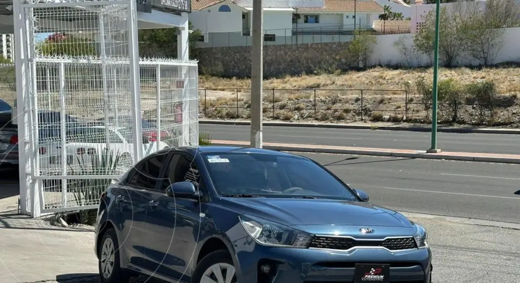 foto Kia Rio Sedán EX usado (2020) color Azul Zinc precio $238,000