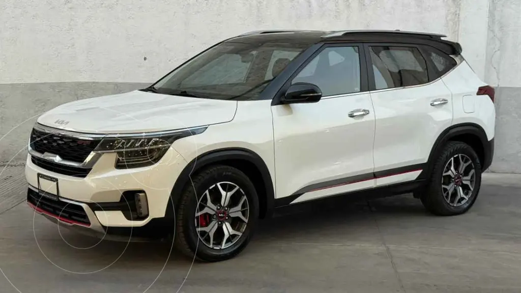 foto Kia Seltos GT Line usado (2023) color Blanco precio $424,000