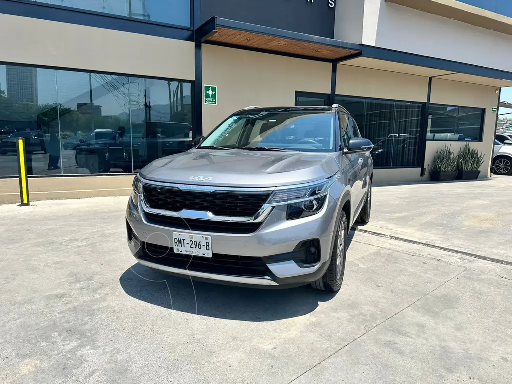 foto Kia Seltos EX Pack usado (2023) color Gris precio $379,800