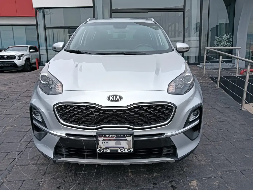 foto Kia Sportage EX 2.0L usado (2021) color plateado precio $350,000