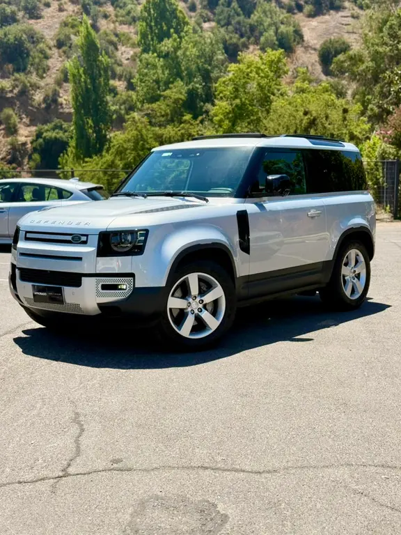foto Land Rover Defender 3.0L SE usado (2023) color Plata precio $74.790.000
