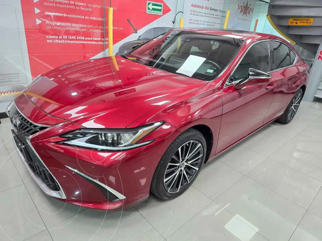 foto Lexus ES Hybrid 300 HV usado (2022) color Rojo precio $580,000
