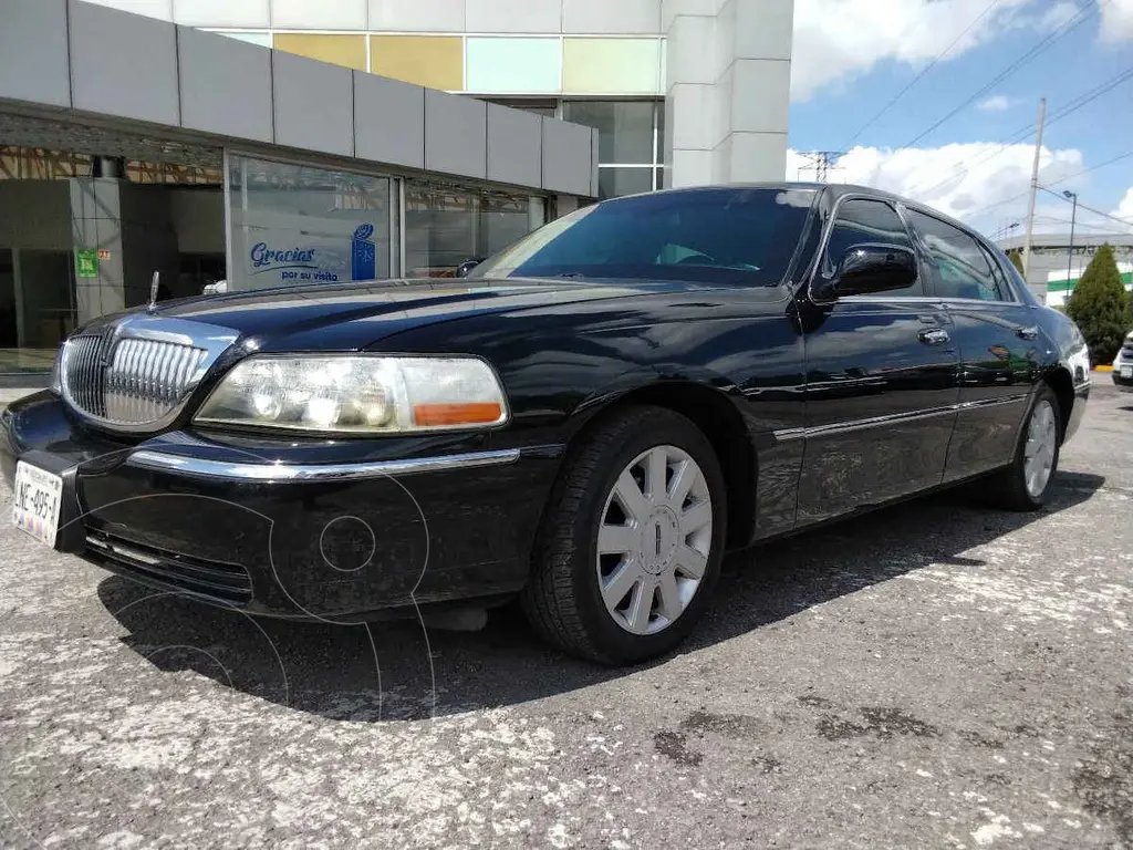 Lincoln town-car signature (2005)
